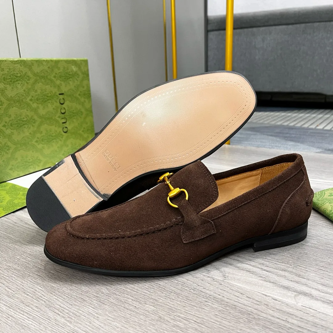 Factory price: 500💰-Gucci men’s formal leather shoes! Genuine molded horsebit, a classic must-have for your shoe cabinet! The feet are particularly delicate! This Gucci original version is a set last, and we are consistent with the counter! Therefore, it is more comfortable in terms of last shape and comfort! Take it to the counter and compare at will! Good shoes are more than just what they make! But grasp the essence from the inside out! Material: Imported first-layer frosted cowhide! Genuine leather outsole imported from Italy, size: 39-44 (38/45 customized, non-refundable)